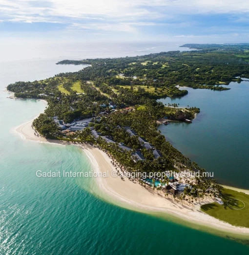 Luxury villa for sale in Belle Mare, Mauritius with direct access to the beach