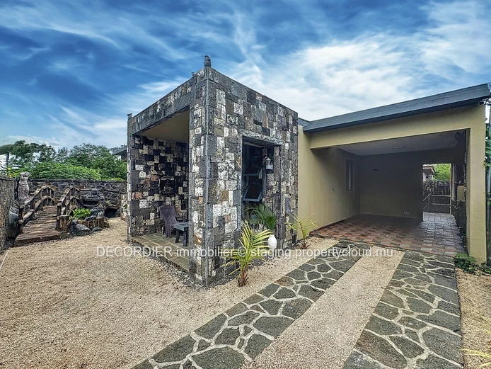 Spacious Contemporary House with Three Bedrooms