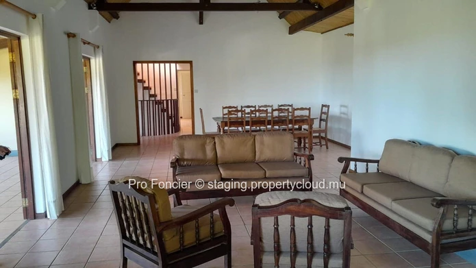 Huge and comfortable house for sale in a very good region of Floreal - Very nice opportunity not to be missed !!!!