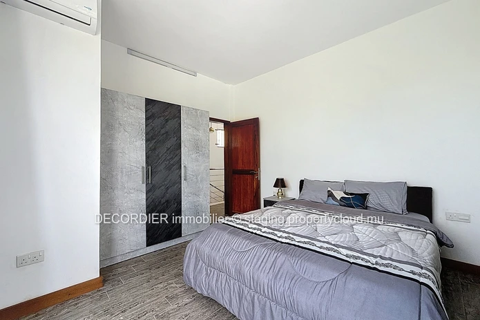 Découvrez cette maison idéalement située et sécurisée