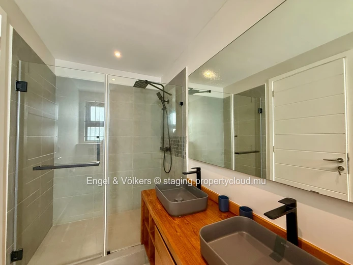Beautiful Ground Floor Beachfront Apartment