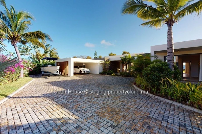 Luxury Villa, Ocean Front, Golf, 4 bedrooms, 4 bathrooms, swimming pool. Accessible at foreigners.