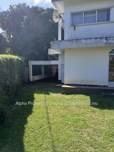 "Spacious 6-bedroom House in Moka with Office, 250m² Living Area, 2,500m² Land - Only Rs 25M!"