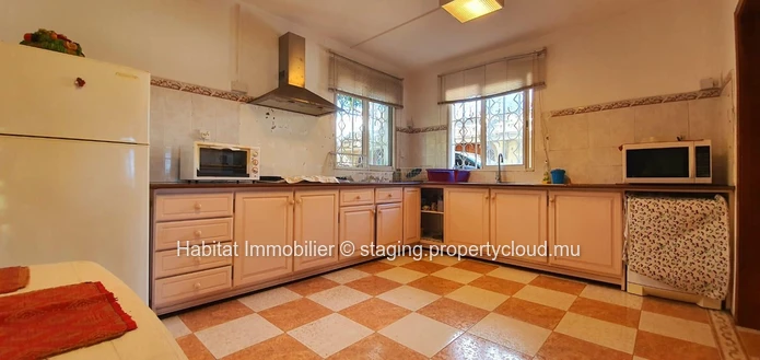 FOR SALE - Charming unfurnished beachfront family house of 400 m2 on a leasehold land of 1 arpent 16 enjoys a wonderf...