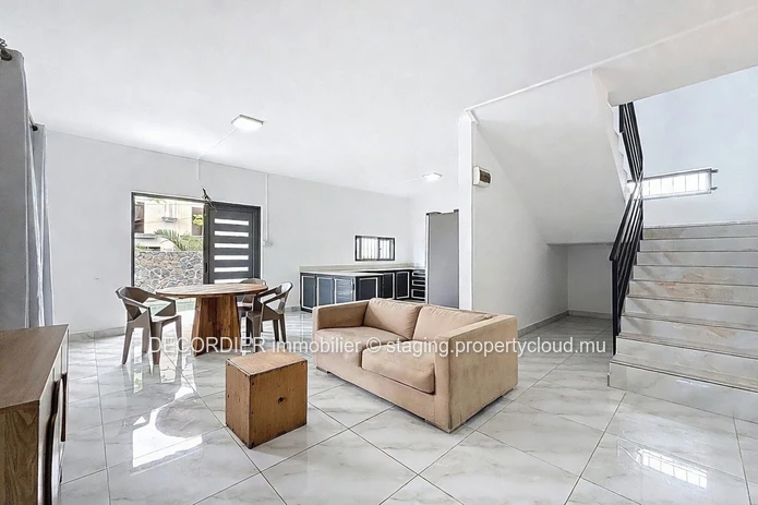 Maison moderne avec piscine privée.