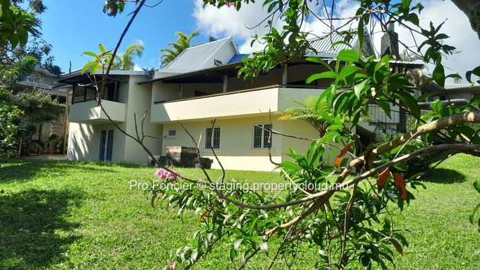 Huge and comfortable house for sale in a very good region of Floreal - Very nice opportunity not to be missed !!!!