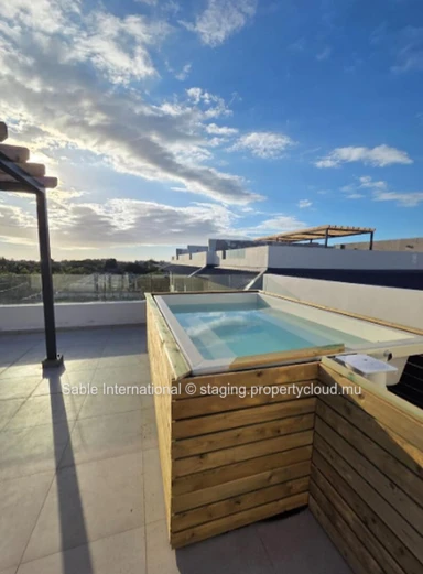 Luxury Penthouse with Pool Access in Péreybère! 2 Beds, Rooftop, Sea Access, Parking, AC. Close to Shops & Hospital.