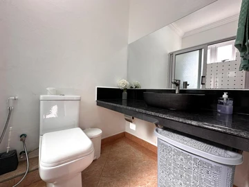 6 Bedroom Apartment