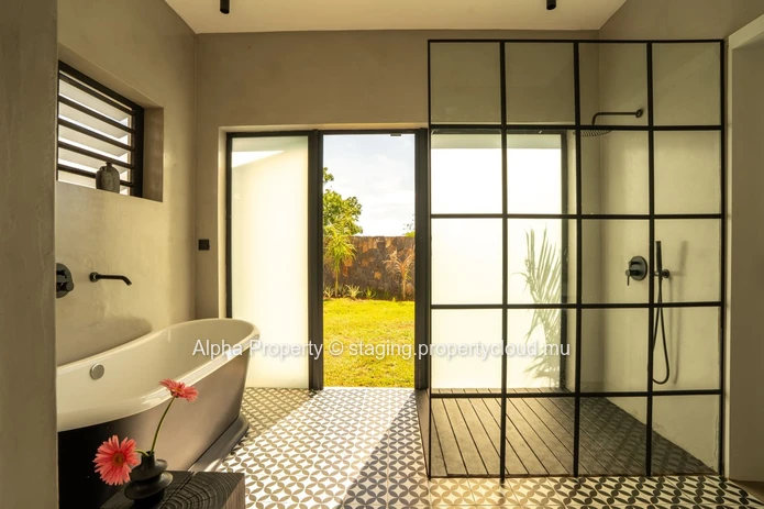 Luxurious Villa with Private Pool in Balaclava Area - 400m² Living Space, 1,100m² Land, 3 Offices - Price Rs