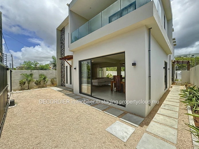 Modern and functional house with swimming pool