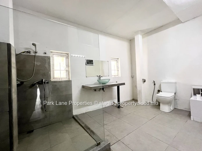 Maison Spacieuse et Polyvalente au Cœur de Curepipe : Idéale pour Famille ou Bureau