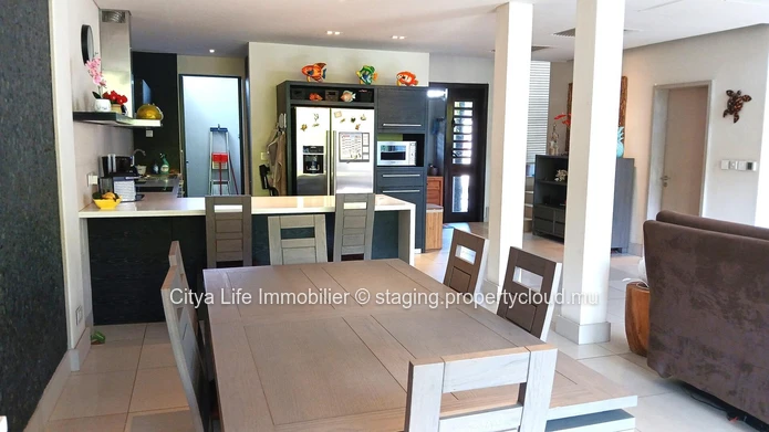 Découvrez la vie luxueuse au bord de l'eau avec cet exquis duplex de 3 chambres à vendre.