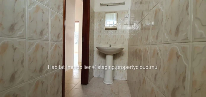 A VENDRE - Maison de plain-pied non meublée de 258 m2 sur un terrain de 155 toises située sur la route principale à L...