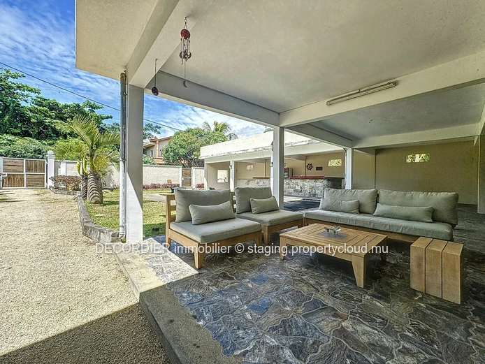 Grande maison individuelle avec piscine et jardin