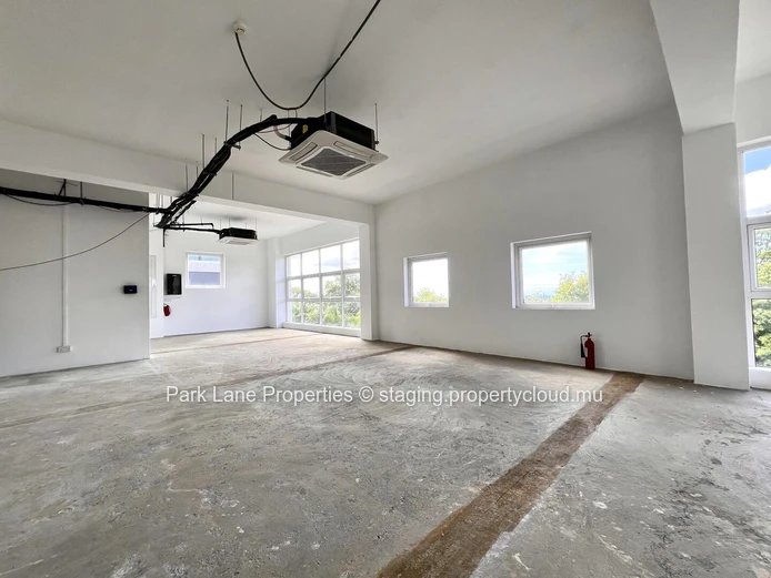 Espace de 372 m² à Ebene pour bureaux ou centre d'appel avec vue imprenable sur la montagne