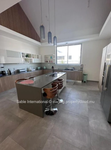 Villa à vendre Pereybere, 438m², 4 chambres, piscine privée, proche commodités. Climatisée, garage.