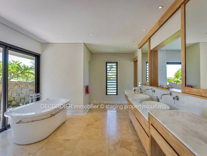 Contemporary single-storey villa accessible to foreigners