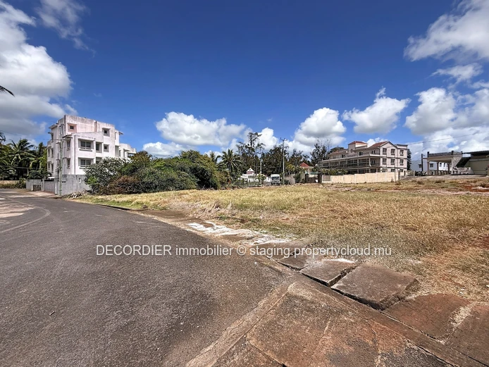 À vendre – Terrain résidentiel et commercial à Pointe aux Piments.