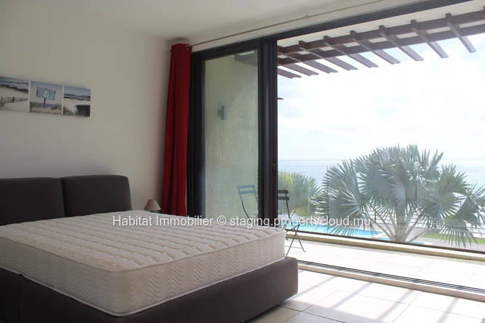 This wonderful residence located in Bain Bœuf offers a breathtaking view of the Coin de Mire and the northern lagoons