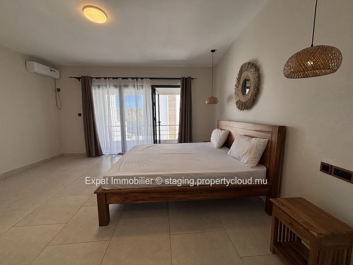 New villa with swimming pool and enclosed garage – Pereybère 