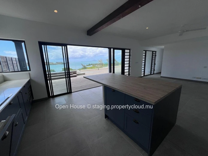 Luxurious penthouse, 3/4 bedrooms, private and communal pool, boat parking and launching ramp. Sea and island views.