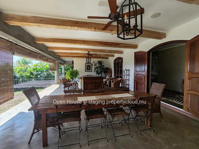 VILLA MAURICIEN à vendre à Tamarin, Rivière Noire. 390m², 4 chambres, piscine privée, cuisine équipée, jardin.