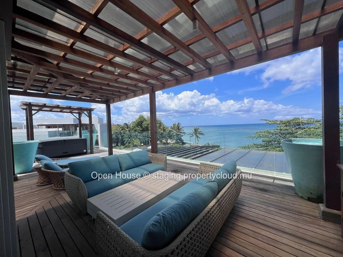 Oceanfront penthouse, 2 bedrooms with en suite bathrooms, direct access to the sea, jacuzzi, terrace, panoramic sea v...