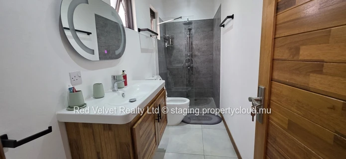 Maison de ville de luxe meublée avec 3 chambres, terrasse sur le toit et jacuzzi – Flic en Flac | Rs 15M