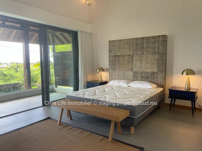 Villa PDS à vendre à Grand Gaube, 365m² habitables, terrain 1.076m², 4 chambres, piscine privée. Proche écoles, comme...
