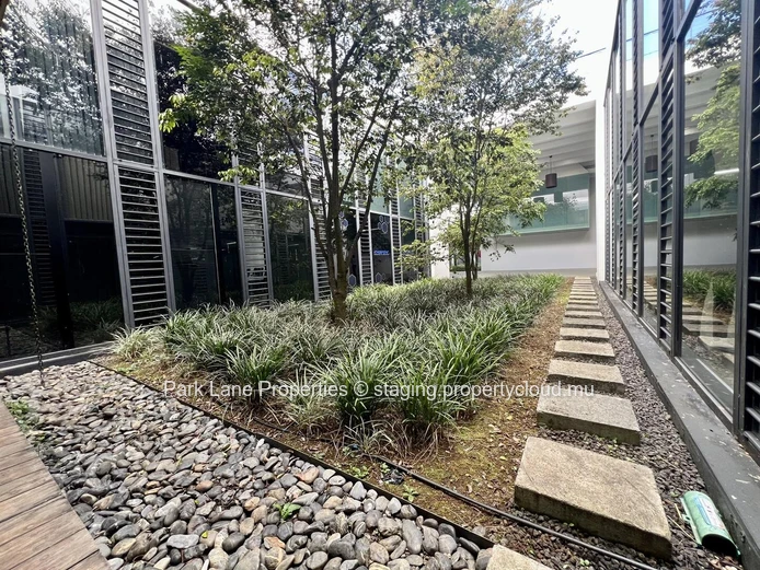 Modern office space in Phoenix – ground floor + mezzanine – strategic location & green surroundings