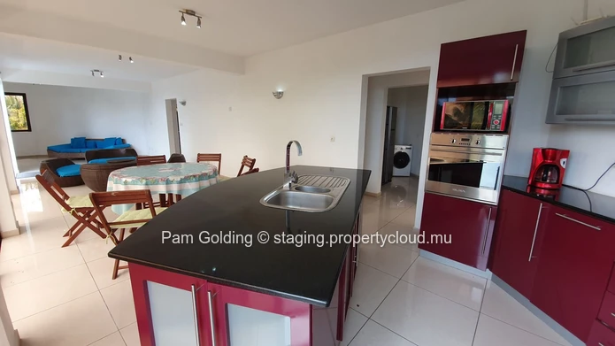 Propriété spacieuse de 8 chambres à coucher avec piscine à vendre à Flic en Flac
