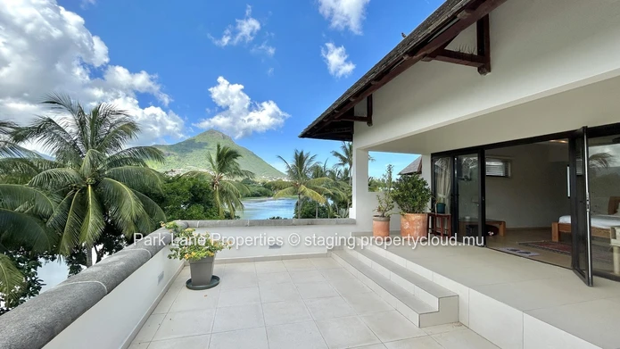 Unique 4-Bedroom Villa steps from Tamarin Beach