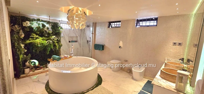 Cette splendide maison non meublée de 505 m², sur un terrain de 147 toises, est située sur la route royale à Baie du ...