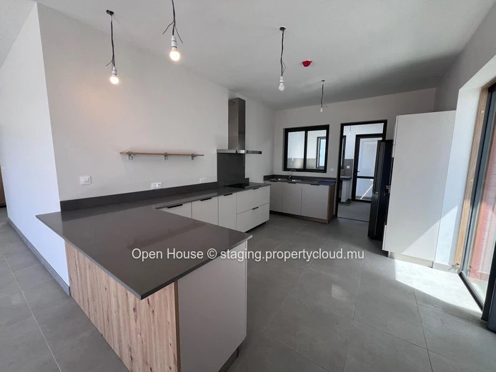 Luxurious penthouse with 3 bedrooms including a master suite, 2 bathrooms, and a swimming pool, located just 300 mete... (Sole Mandate)