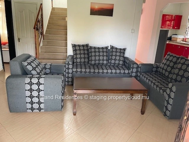 Furnished house in a good residential area. 4 bedrooms, swimming pool and parking.
