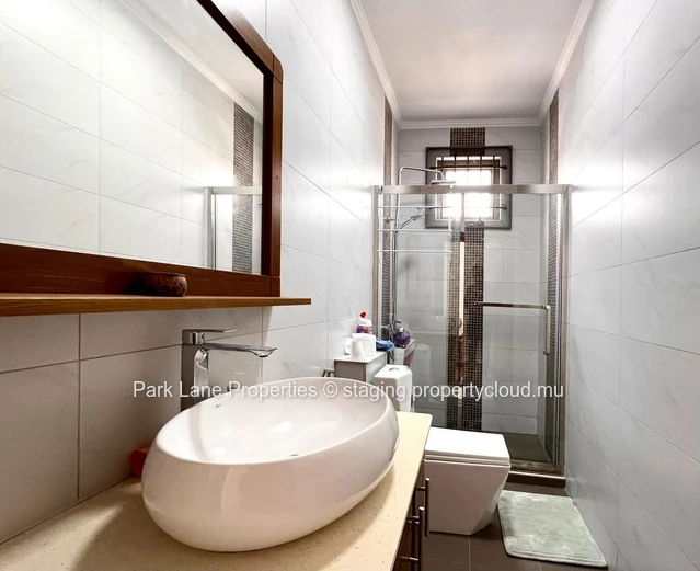 Duplex contemporain à Quatre Bornes – Calme, confort et luminosité