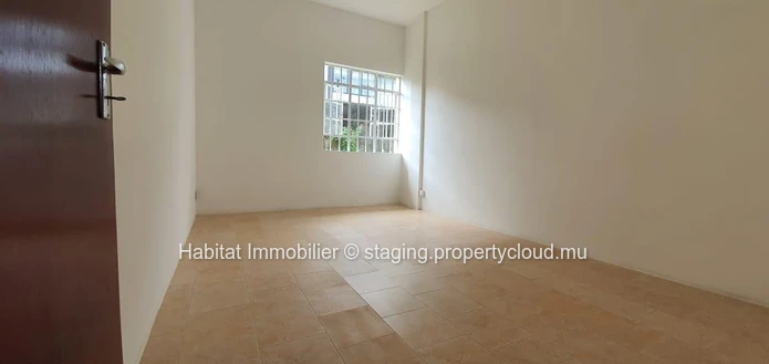 A VENDRE - Maison de plain-pied non meublée de 258 m2 sur un terrain de 155 toises située sur la route principale à L...