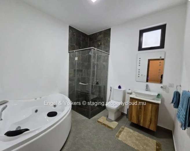 Charming 3-Bedroom House for Rent in Calodyne – Private Pool, Office Space & Close to the Sea