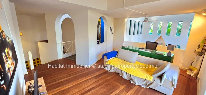 Discover this spacious furnished and equipped house of 350 m², on a plot of 233 toises (20 perches), just a few minut...