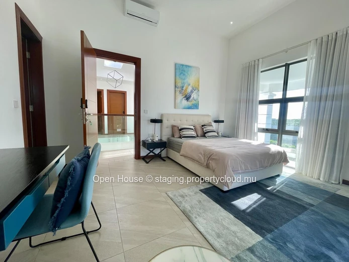 VILLA PDS à louer, Grand Baie, 350m², 4 chambres, piscine privée, proche de toutes commodités. Prix Rs 160 000.
