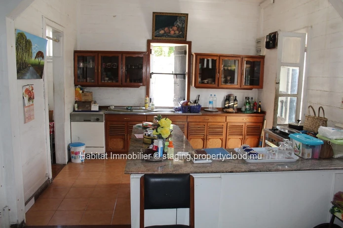FOR SALE - Spacious wooden colonial house of 325 m2 in Vacoas. 