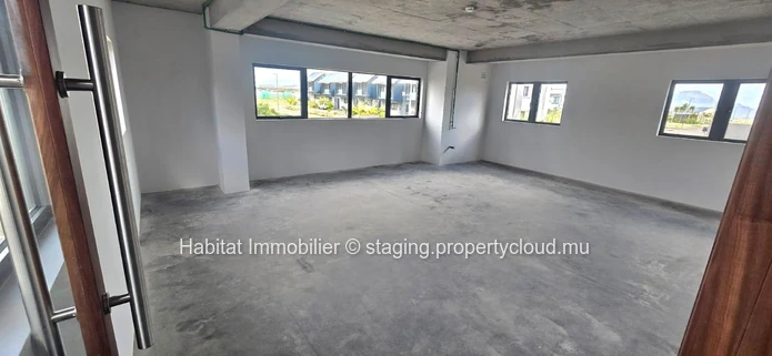 To rent : Discover this unfurnished office space of 45.90m², ideally located in the heart of Moka Smart City, a strat...