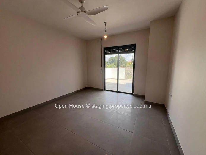 Luxurious penthouse with 3 bedrooms including a master suite, 2 bathrooms, and a swimming pool, located just 300 mete... (Sole Mandate)