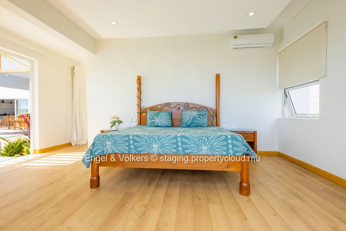 Marvellous 4-Bedroom Villa Near the Sea