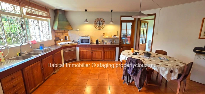 HOUSE TO RENOVATE This house of 250m2 on a plot of land of 888 toises is located in a highly residential area in Flor...