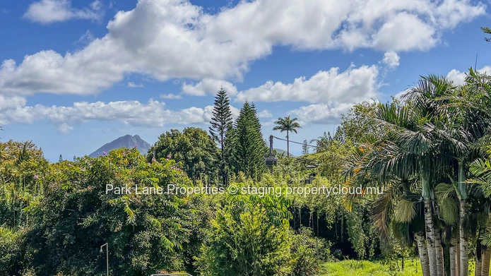 Rare opportunity in Floréal: High potential property on a large plot.