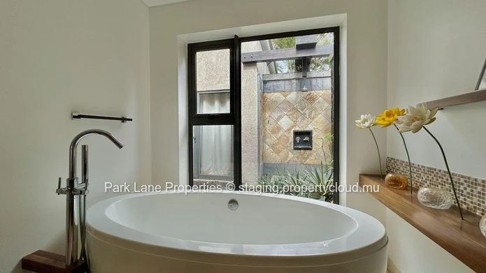 Villa de 4 chambres de style balinaise avec piscine débordante et accès à la plage