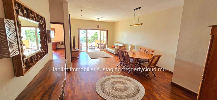 Ce luxueux appartement contemporain meublé et équipé de 151 m2 se situe dans un quartier calme et hautement résidenti...