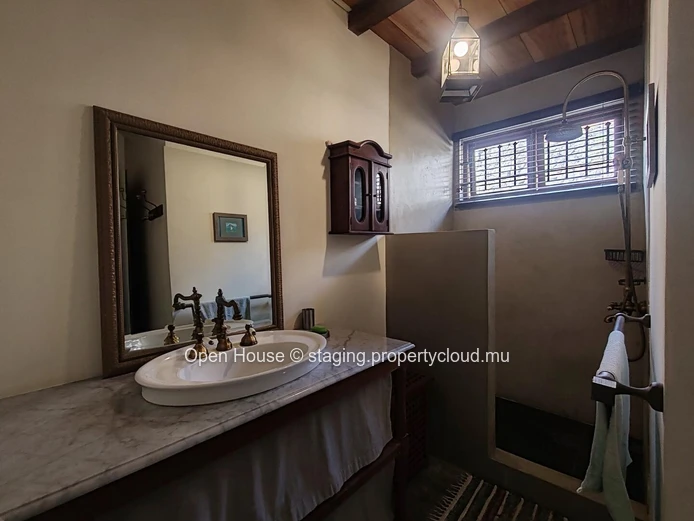 VILLA MAURICIEN à vendre à Tamarin, Rivière Noire. 390m², 4 chambres, piscine privée, cuisine équipée, jardin.