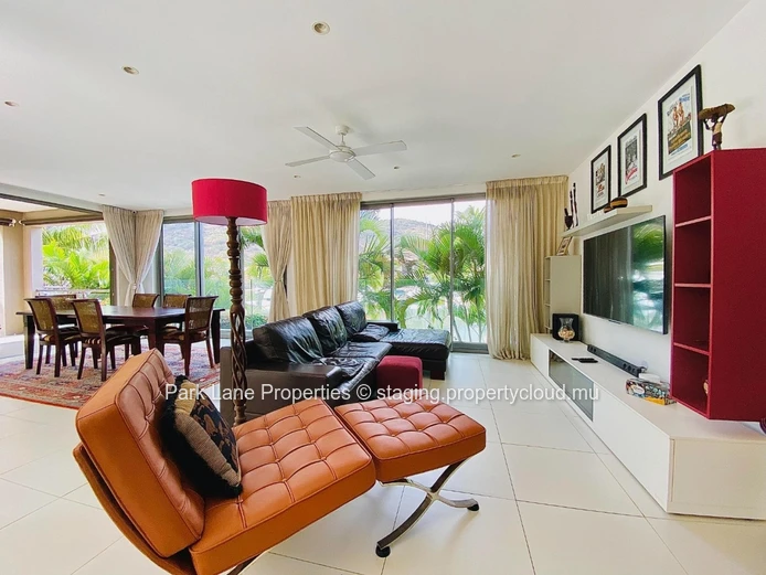 Spacious 5 bedroom villa with stunning views on the marina!!!